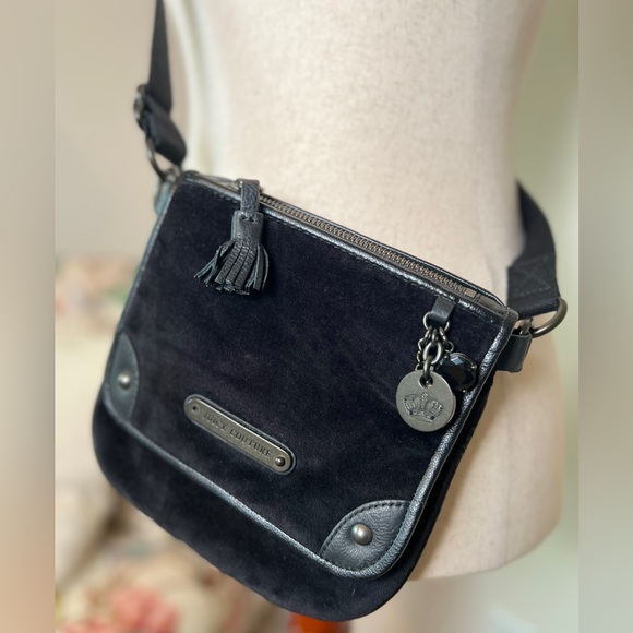 Juicy Couture Velvet Crossbody Black. Beautiful hardware, adjustable strap - Picture 6 of 7